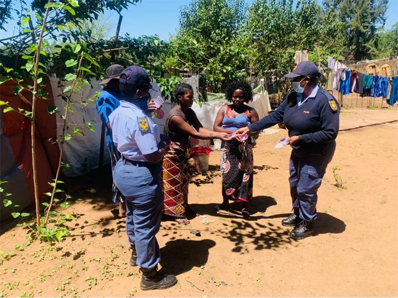 Mhlangeni Community had themselves a support from Roodepoort Police on this Mandela Day.